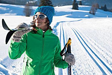 《森林之子》能看女野人伙伴洗澡 可以自由搭建房屋